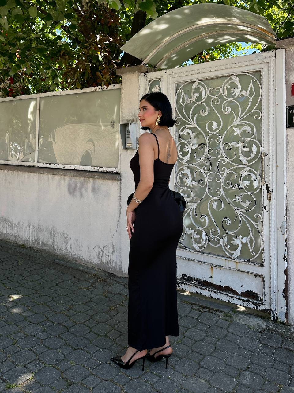 Siyah askılı elbise